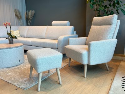 SCANDINAVIAN TOUCH fotelis aukštu atlošu su pufu kojoms
